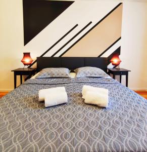 - une chambre avec un lit et 2 oreillers blancs dans l'établissement Exclusive Suite South Central, à Leipzig