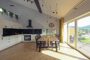 Kuchyňa alebo kuchynka v ubytovaní Sun&Sport Apartament PANORAMA dwupoziomowy i przestronny