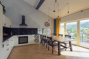 Kuchyňa alebo kuchynka v ubytovaní Sun&Sport Apartament PANORAMA dwupoziomowy i przestronny