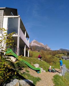 eine Gruppe von Menschen auf einem Hügel mit Spielplatz in der Unterkunft Studio Bijou in Unterwasser