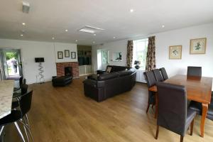 Una sala de estar con una mesa y un comedor. en Garden House at The Red House Estate, en York