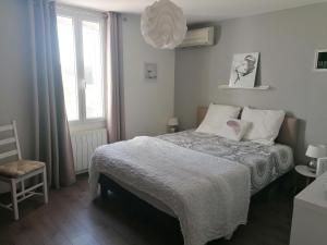 Un pat sau paturi într-o cameră la Jolie individuelle wifi climatisée au cœur de la Provence à 40 km Verdon et de Ste Maxime