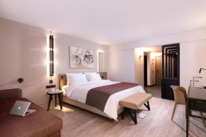 Postel nebo postele na pokoji v ubytování S Hotel Boutique Thessaloniki