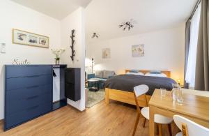 Posteľ alebo postele v izbe v ubytovaní Aviatik apartments