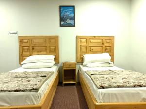 Naveed Tourist Inn客房内的一张或多张床位