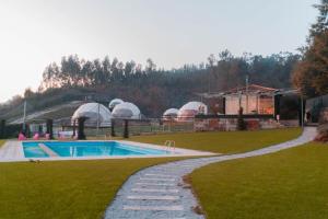 Bazén v ubytování Guimaglamp nebo v jeho okolí + 23 fotografií