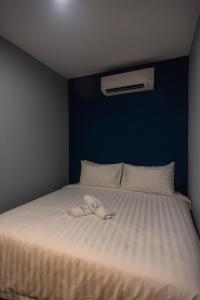 Postel nebo postele na pokoji v ubytování Chariton Hotel Bagan