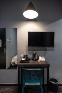 TV a/nebo společenská místnost v ubytování Chariton Hotel Bagan