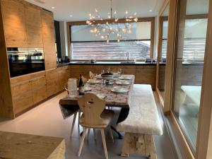 Restaurace v ubytování Ultra Luxurious 2-family Apartment on the Slopes in Arosa, CH