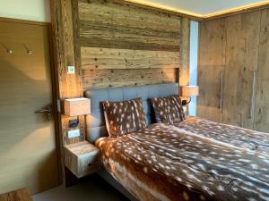 Posteľ alebo postele v izbe v ubytovaní Ultra Luxurious 2-family Apartment on the Slopes in Arosa, CH