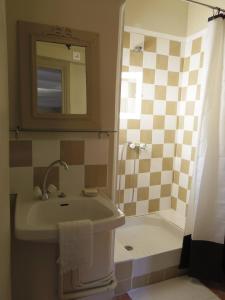 サン・テニャンにあるLa Terrasse d'Octaveのバスルーム(シンク、鏡付きシャワー付)