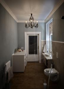 Een badkamer bij Flat in neo country style aus Gründerzeit bis 6 Person