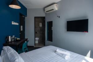 TV a/nebo společenská místnost v ubytování Chariton Hotel Bagan