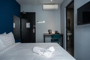 Postel nebo postele na pokoji v ubytování Chariton Hotel Bagan