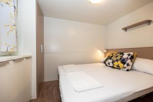 Cama ou camas em um quarto em Camping Kozarica Mobile Homes