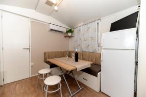 Uma área de estar em Camping Kozarica Mobile Homes