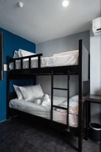 Postel nebo postele na pokoji v ubytování Chariton Hotel Bagan