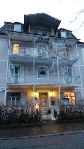 un gran edificio blanco con porche y balcón en Villa Bariole en Bad Reichenhall