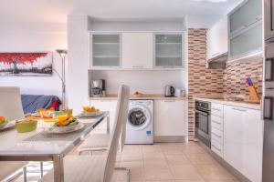 Tenerife South Apartments的厨房或小厨房