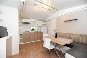 A cozinha ou cozinha compacta de Camping Kozarica Mobile Homes