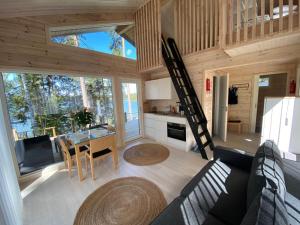 eine Küche und ein Esszimmer mit einer Treppe in einem winzigen Haus in der Unterkunft Villa Varis in Jorvas