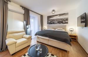 Posteľ alebo postele v izbe v ubytovaní Aviatik apartments