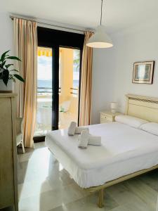1 dormitorio con 1 cama grande y vistas al océano en SOLANA Montemar Puerto, en Torremolinos