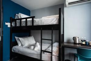 Postel nebo postele na pokoji v ubytování Chariton Hotel Bagan