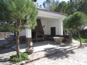 una casa con dos árboles delante de ella en Casa Finca Rural La Huerta, en Almagro
