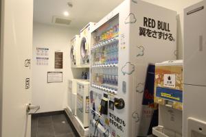 - un magasin avec un réfrigérateur à bœuf rouge dans une pièce dans l'établissement KOKO HOTEL Osaka Namba, à Osaka
