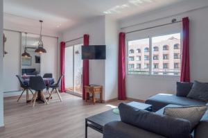 salon z kanapą i stołem w obiekcie One bedroom apartment with sea views Marbella heart w Marbelli