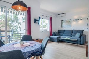 salon z niebieską kanapą i stołem w obiekcie One bedroom apartment with sea views Marbella heart w Marbelli