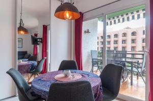 Pokój ze stołem i krzesłami oraz balkonem w obiekcie One bedroom apartment with sea views Marbella heart w Marbelli