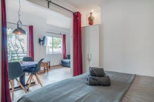 sypialnia z łóżkiem i jadalnią w obiekcie One bedroom apartment with sea views Marbella heart w Marbelli