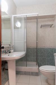 łazienka z prysznicem, umywalką i toaletą w obiekcie One bedroom apartment with sea views Marbella heart w Marbelli