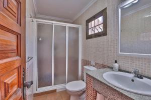 Koupelna v ubytování Bungalow Santa Fe con gran terraza + 13 fotografií