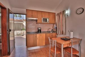 Kuchyň nebo kuchyňský kout v ubytování Bungalow Santa Fe con gran terraza