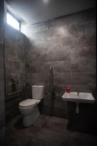 Koupelna v ubytování Chariton Hotel Bagan
