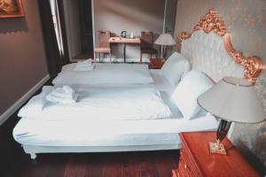 Rúm í herbergi á Historisches Hotel Bären