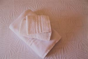 un paio di asciugamani bianchi seduti sopra un tavolo di Domus Annae B&B a Pompei