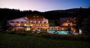 Bazén v ubytování Helmhotel nebo v jeho okolí