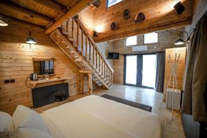 TV a/nebo společenská místnost v ubytování Pino Mar Luxury Bungalows