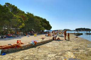 grupa ludzi leżąca na plaży w obiekcie Kozarica Apartments w Pakoštane