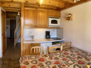 Appartement Les Saisies, 2 pièces, 6 personnes - FR-1-293-215にあるキッチンまたは簡易キッチン