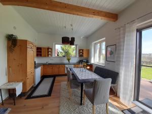 eine Küche und ein Esszimmer mit einem Tisch und Stühlen in der Unterkunft Ferienhaus Angel in Weitra