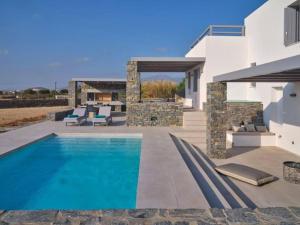 Bazén v ubytovaní Villa Olea Paros alebo v jeho blízkosti