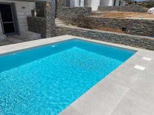 Bazén v ubytovaní Villa Olea Paros alebo v jeho blízkosti