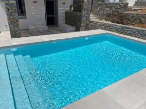 Bazén v ubytovaní Villa Olea Paros alebo v jeho blízkosti