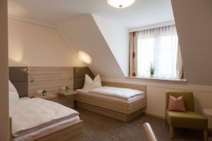 Un pat sau paturi într-o cameră la Hotel Straßhof