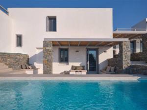 Bazén v ubytovaní Villa Olea Paros alebo v jeho blízkosti
